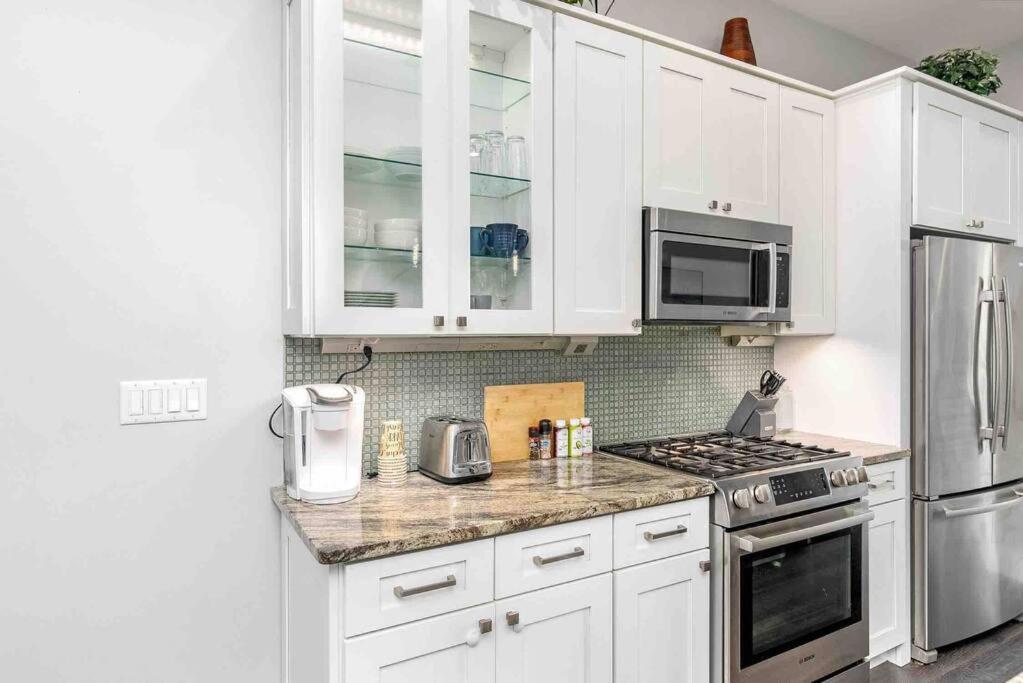 4 Bedroom 3 Bath Sleeps 10 Pet Friendly Private Backyard, 2 Car Garage, City Views, Close To All Stadiums And Casino Піттсбург Екстер'єр фото