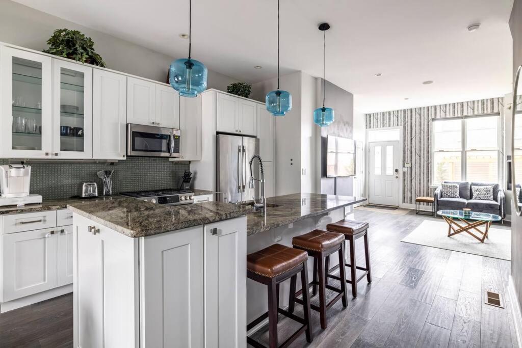 4 Bedroom 3 Bath Sleeps 10 Pet Friendly Private Backyard, 2 Car Garage, City Views, Close To All Stadiums And Casino Піттсбург Екстер'єр фото